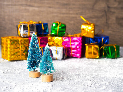 圣诞背景圣诞树和雪橇丝带图片