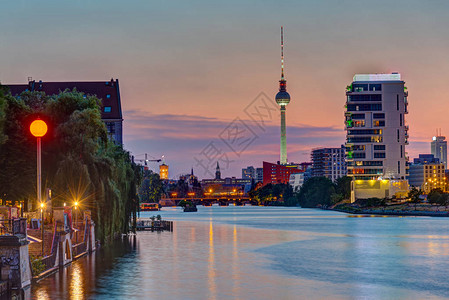 日落后柏林的斯普里河背景图片