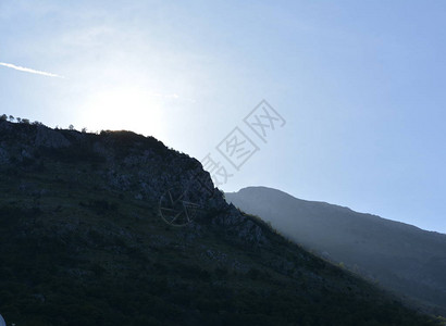在塞尔维亚的山上看日出图片