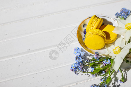 白色背景的玛卡龙和花朵多彩的法图片
