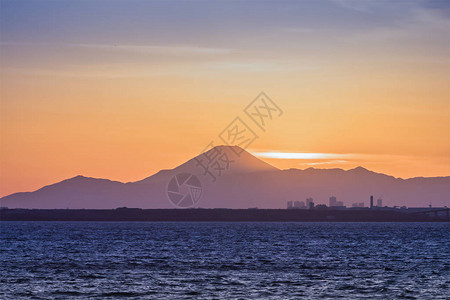冬季日落时分的富士山和东京湾图片