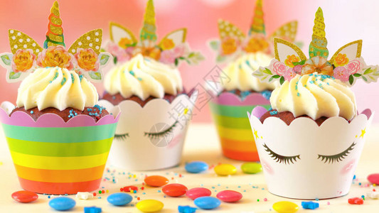 装饰儿童生日派对独角兽和彩虹主题纸杯蛋糕图片