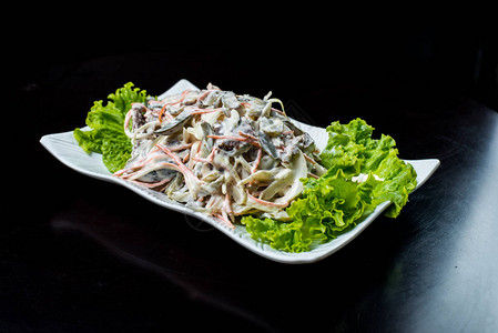 菜沙拉和蘑菇炒牛肉泡菜黑背图片