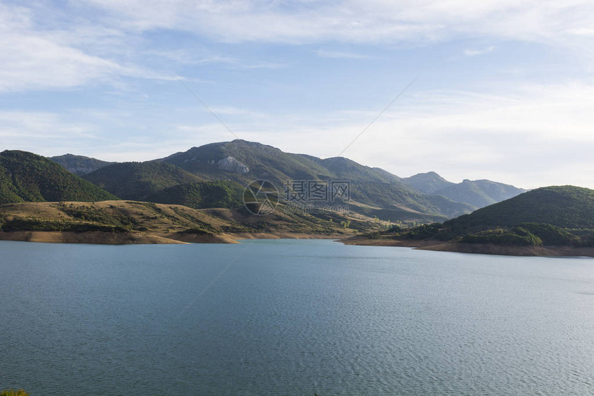 西班牙美丽的景观Cantabrian山与人工湖图片