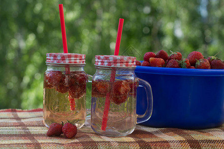 玻璃杯中的自制草莓柠檬水图片