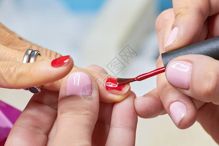 修指甲专家将指甲油涂在女指甲上图片