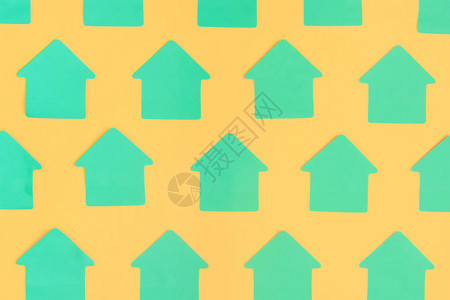 在明亮的橙色背景上以房屋形式清洁绿色贴纸美丽明亮图片