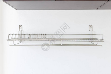 厨柜内白墙上的不锈钢餐具架图片