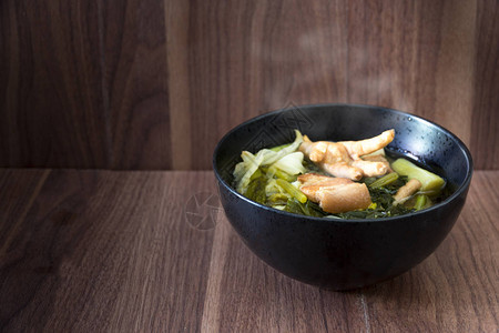 煮汤中式炖菜有五花肉和鸡腿图片