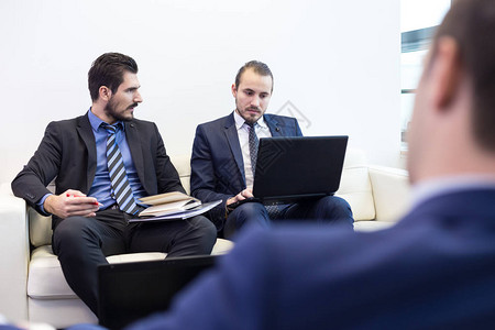 公司业务团队和经理在商务会议上研究业务问题的项目管理团队商图片