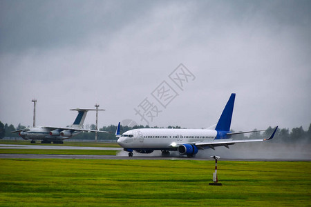 客机在雨中抵达机场图片