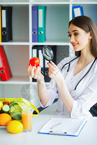 健康饮食和健康营养师医生手里拿着新鲜的西红柿图片