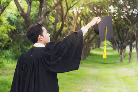 快乐的男子肖像梦想毕业成功图片