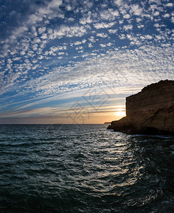 日落的大西洋岩石海岸线视图葡萄牙阿尔加图片