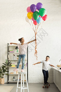 厨房里有气球和滑板使姐和兄图片