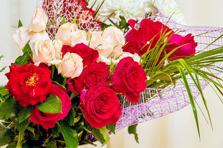 赠好礼问候的红色和粉红色玫瑰花束玫瑰送给新娘的好礼物种背景
