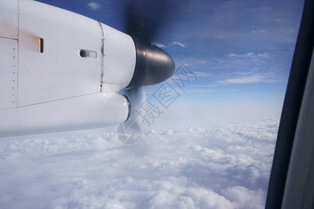 天空中的螺旋桨飞机图片