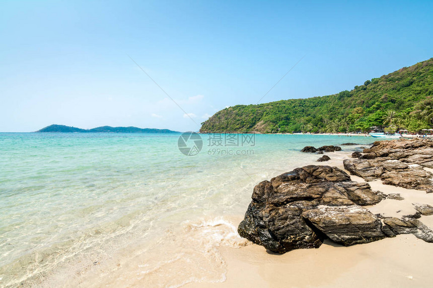 清澈的水和美丽的白沙滩在泰国雷图片