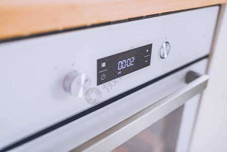 现代电化厨房炊具中的温度调节控制板图片