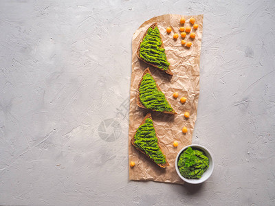 蓝底三明治中的墨西哥传统墨西哥酱瓜卡莫莱图片