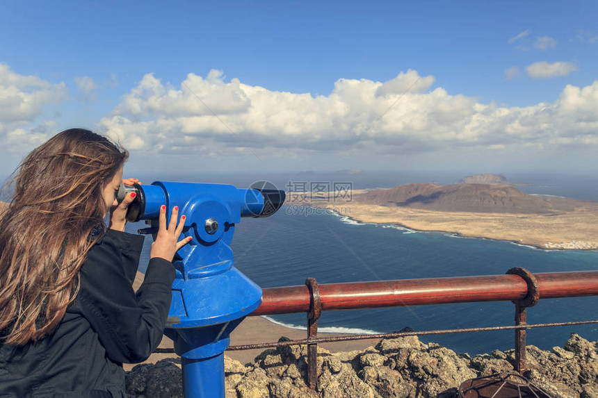 用旅游望远镜看的女孩用观测望远图片