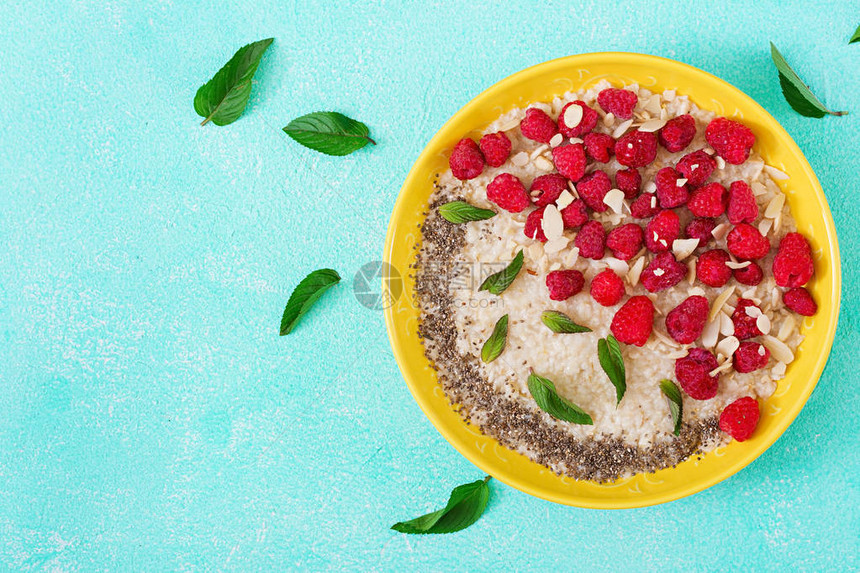 美味健康的燕麦粥配覆盆子和亚麻奇亚籽健康的早餐健身食品适当的营养图片