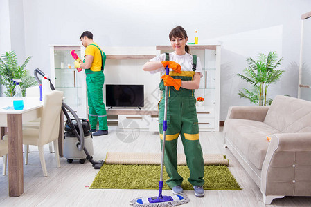 在家工作的清洁专业承包商的清图片