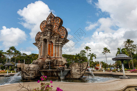 NusaDua地区拥有传统巴厘岛风格的建筑和喷泉图片