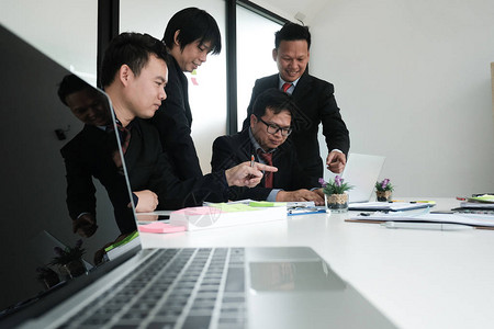 分析公司财务报告的商业顾问专业投资者讨论想法商人与合作团队一起从事图片