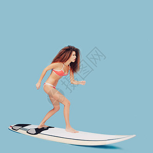 站在冲浪板上保持平衡的女孩准备迎接夏日冒险新鲜感的浪潮图片