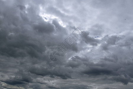 乌云笼罩的戏剧天空背景图片