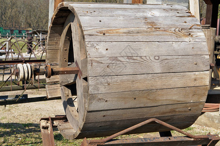 在村谷仓附近安装了农用机械的大型木制大鼓图片