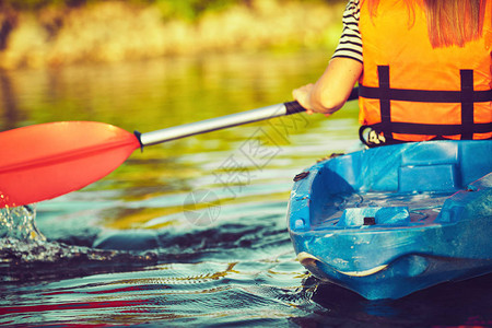 与家人划独木舟和划独木舟独木舟上的儿童乘坐图片