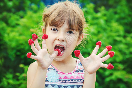孩子吃自制的草莓图片