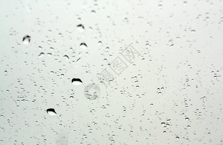 车窗上有雨滴效果模糊摘图片