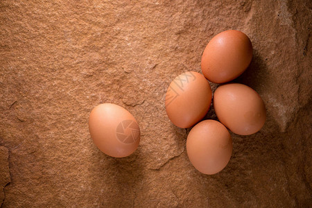 新鲜鸡蛋在木桌上的特写镜头图片