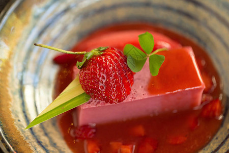 甜牛奶草莓布丁图片