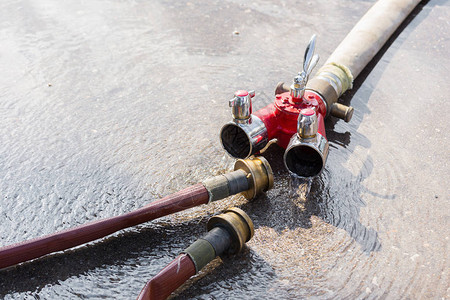 地面消防水软管连接器的近视图背景图片