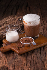 冷巧克力牛奶饮料和木本图片