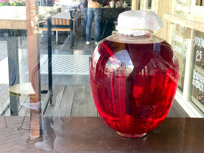 一个巨大的红色透明玻璃圆形发光明亮的罐子图片