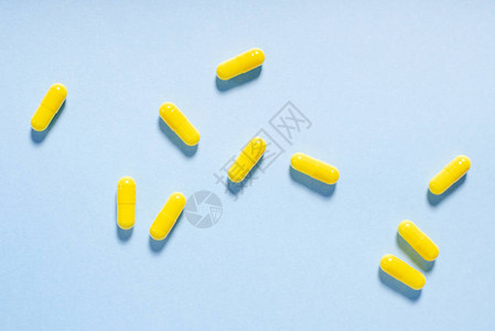 蓝色背景药物黄色长胶囊图片