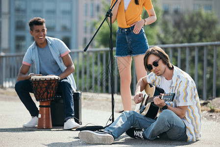 年轻和快乐的街头音乐家在音乐和歌唱图片