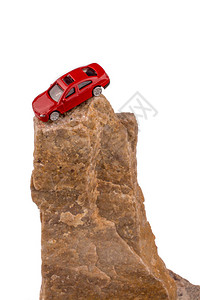 在岩石顶部的红色小模型车背景图片