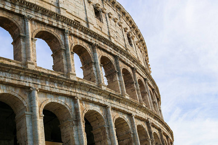 罗马的Colosseum与背景云层相近图片