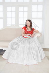 穿着白色和红色中世纪礼服的美女图片