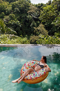 在热带游泳池的女图片