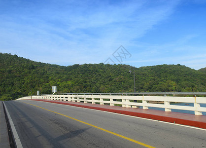 柏油路与蓝天山背景图片