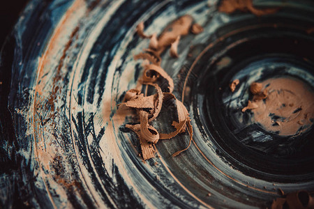 陶工车轮上的粘土片特写作坊陶艺瓦罐大师文化传统手工制作的工艺图片