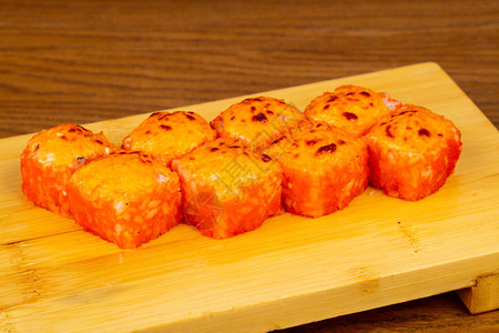 美味的油炸加州寿司卷图片
