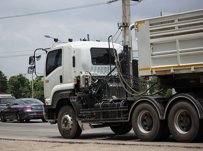 JaeTikPhrae公司的拖车倾卸卡车图片